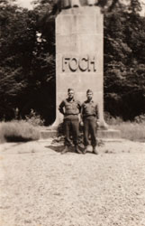Soldats Américains au Carrefour de l'Armistice en 1946