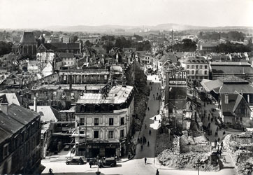 Après les bombardements la rue Saint-Corneille Compiègne 1940