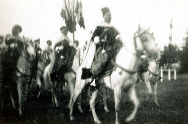 Spahis lors de la fête Arabe du 23 juin 1934 sur l'hippodrome du Putois Compiègne