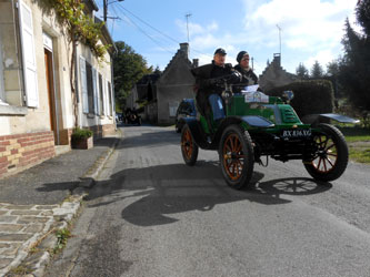 David Wraight avec son véhicule "Delaugere Clayette Vieux-Moulin