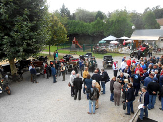Vue aérienne des 50 ancêtres participant à ce rassemblement annuel à Compiègne