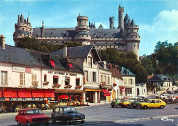 La place de l'hôtel de ville et le château de Pierrefonds