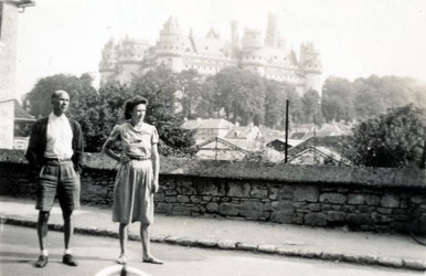 Un couple devant le château de Pierrefonds 1944