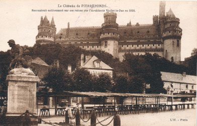 La Place de l'hôtel de ville de Pierrefonds