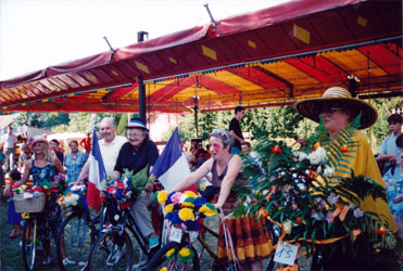 Colette Pittard sur son vélos fleuri Vieux-Moulin 1996
